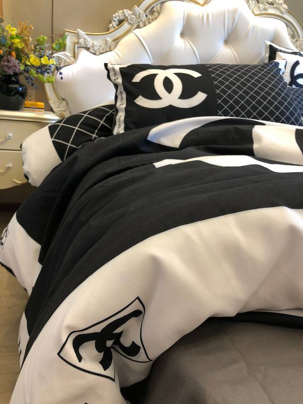 High-End Bedding Set - Chanel-Inspired Black & White