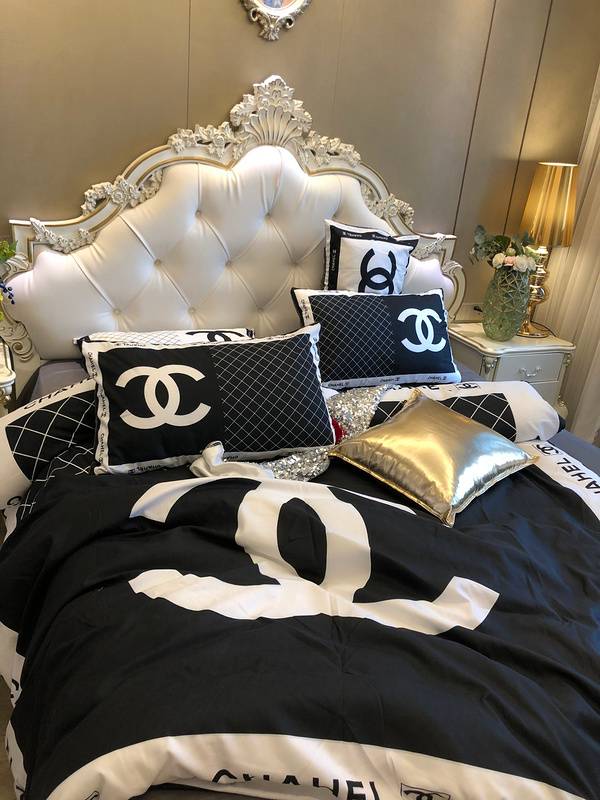 High-End Bedding Set - Chanel-Inspired Black & White