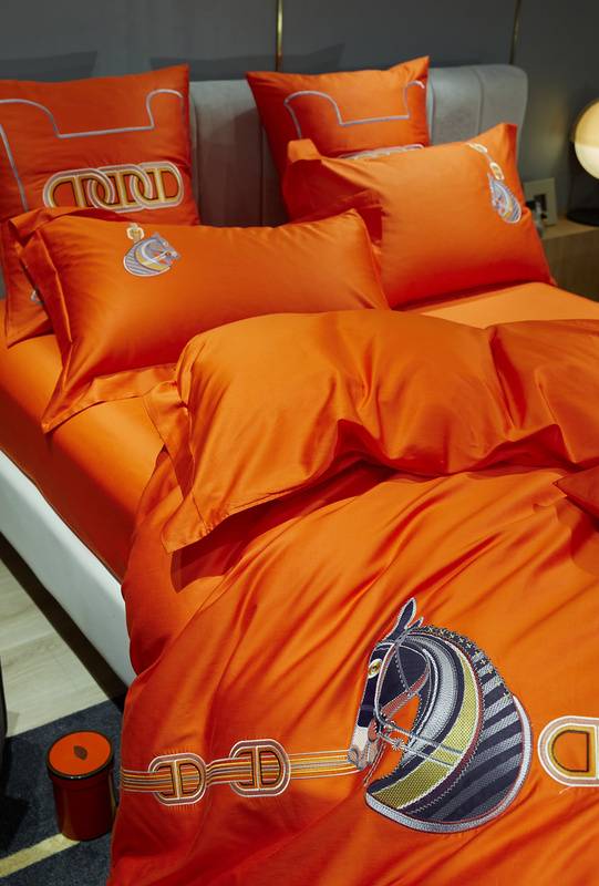 Hermès Vibrant Orange Bedding Set - Luxurious Comfort