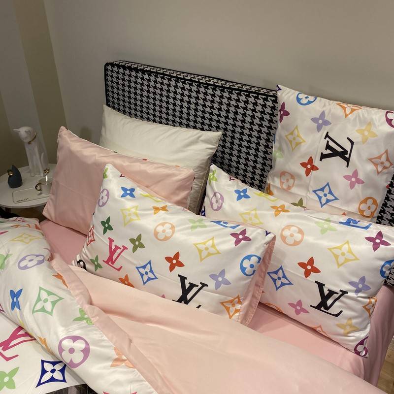 LV-Inspired Colorful Bedding Set - Luxurious and Comfortable