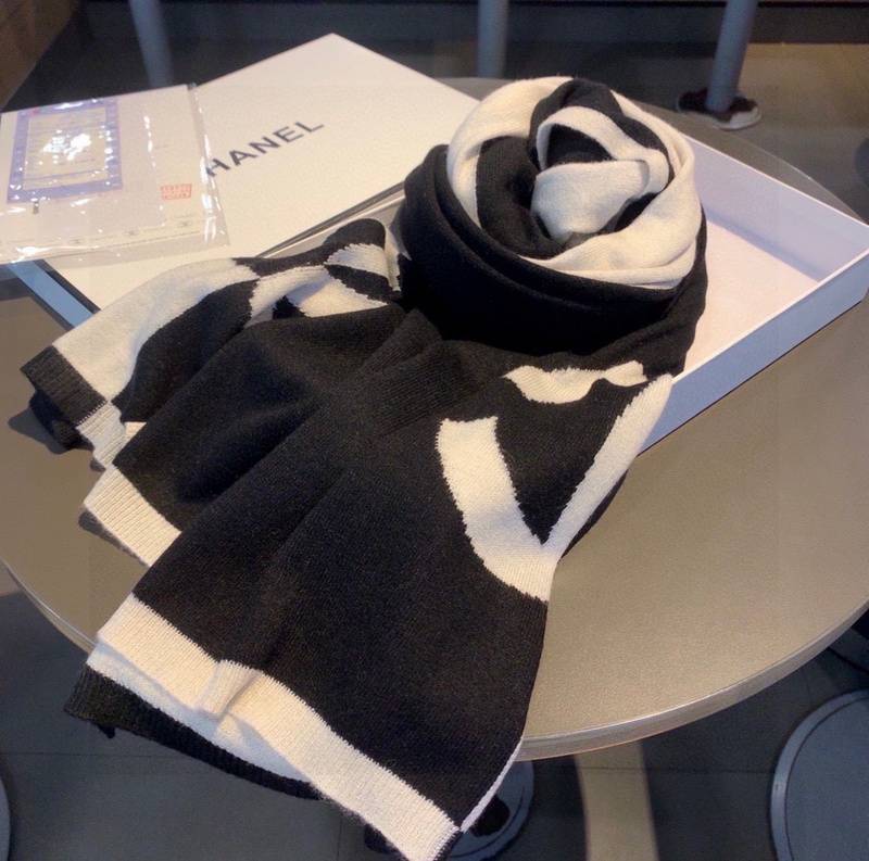 Chic Winter Scarf with Geometric Design - Stay Warm in Style-CHANEL