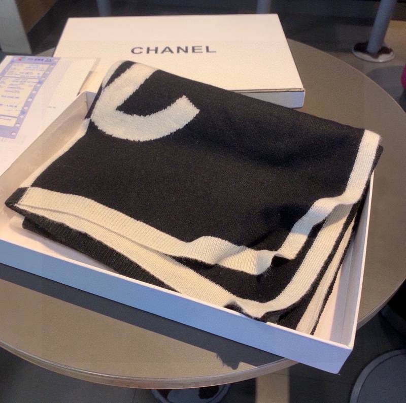 Chic Winter Scarf with Geometric Design - Stay Warm in Style-CHANEL