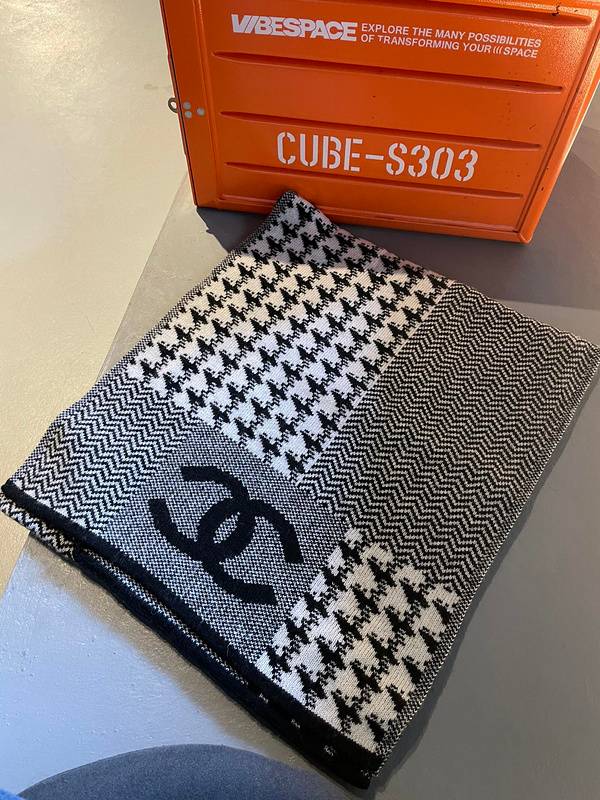 Black & White Houndstooth Scarf - Timeless Elegance for Any Season-Chanel