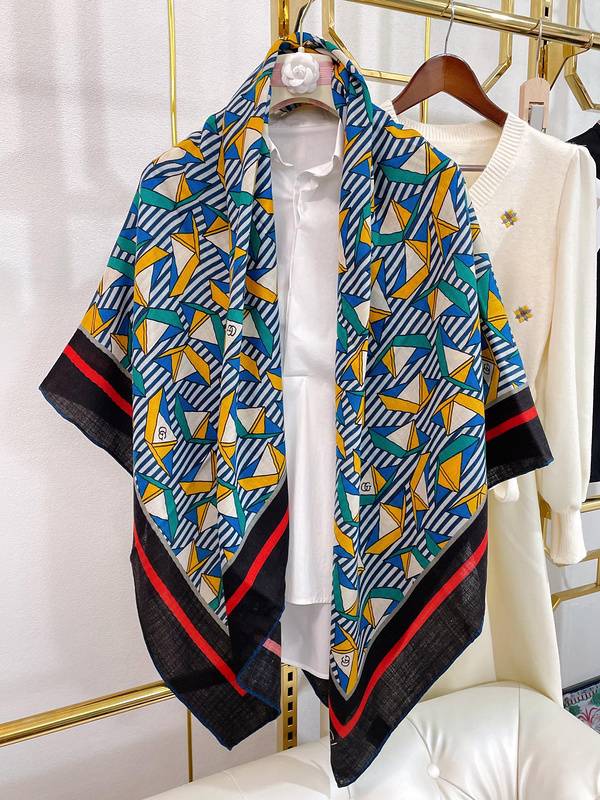 High-End Designer Scarf - Elevate Your Style with Bold Patterns