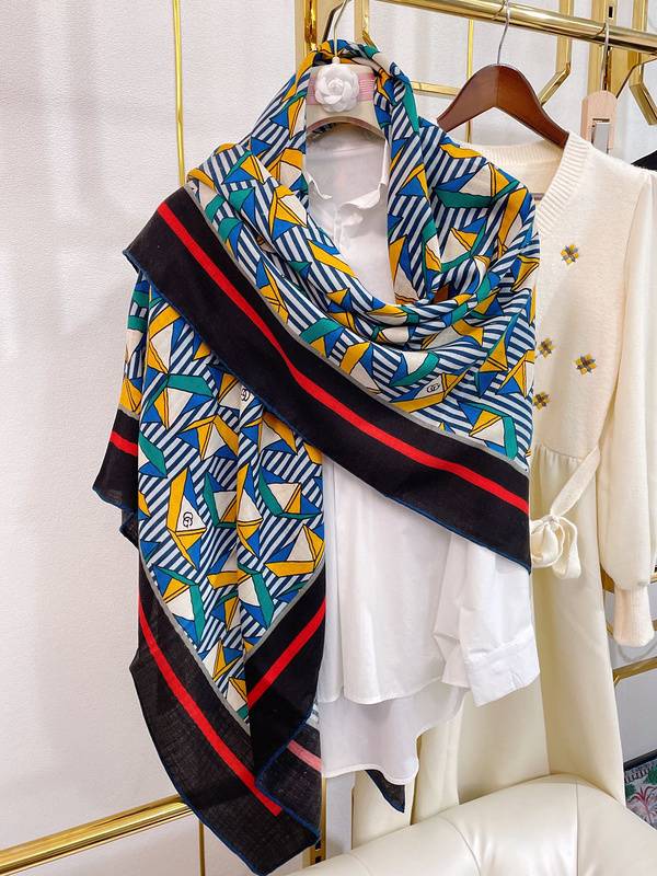 High-End Designer Scarf - Elevate Your Style with Bold Patterns