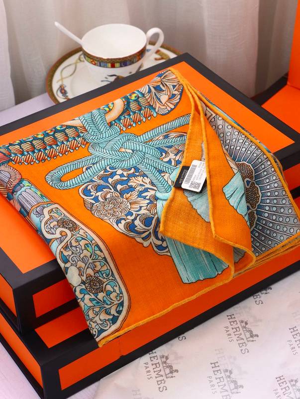 Elegant Artisanal Scarf - Handcrafted with Intricate Designs-Hermès