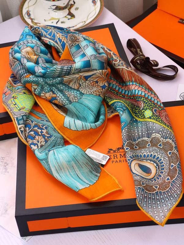 Elegant Artisanal Scarf - Handcrafted with Intricate Designs-Hermès