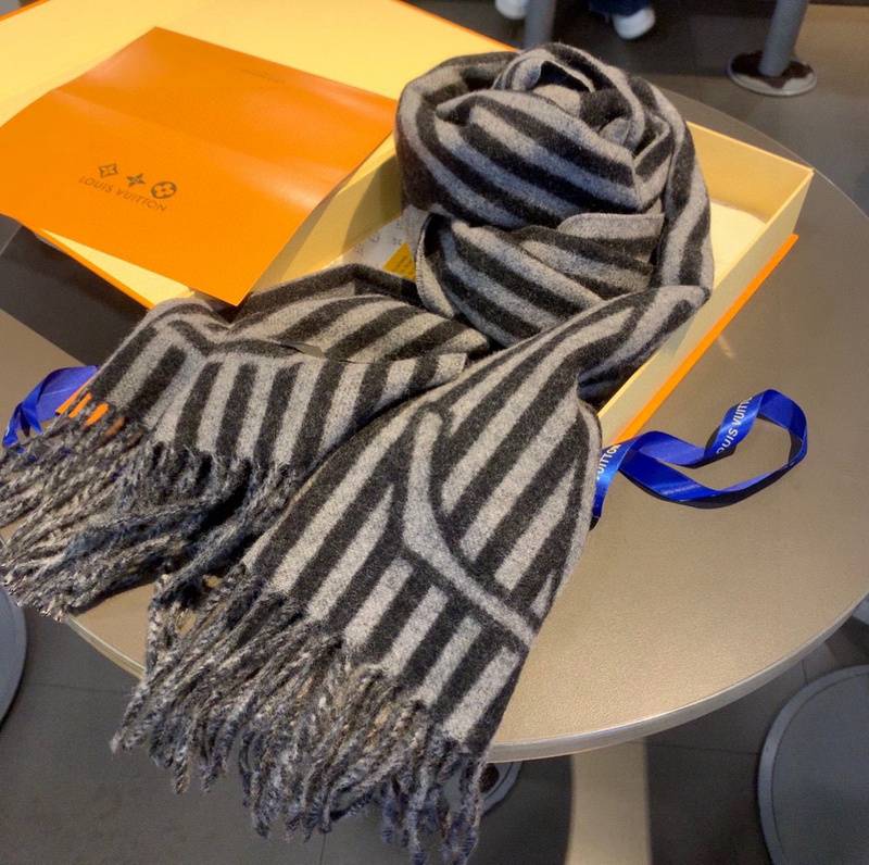 Elegant Brand-Inspired Scarf with Striped Design-LV