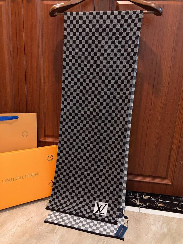 Black & White Checkered Scarf - A Timeless Fashion Statement-LV