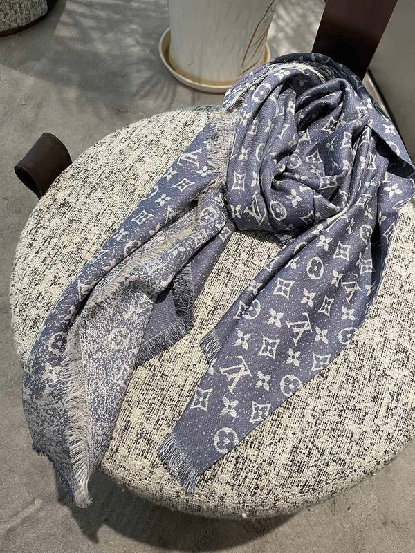 LV-Inspired Scarf - Grey & White for a Classic Look #ClassicLVScarf