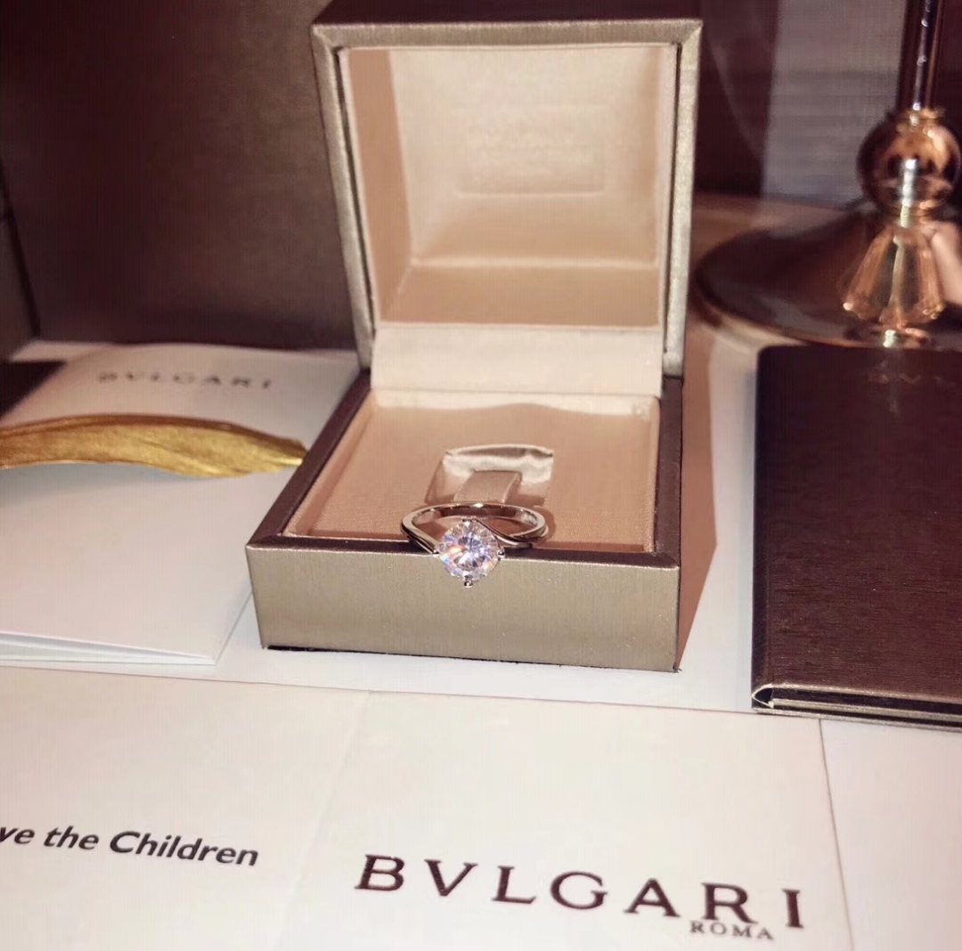 BvlgariInspiredSolitaire - A Gemstone Stunner for Special Occasions