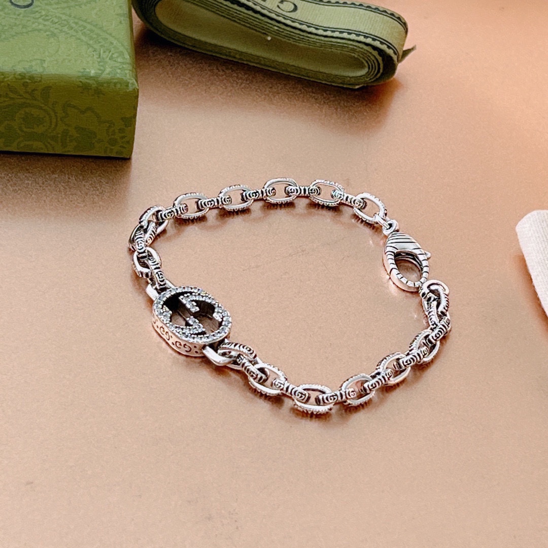 Gucci's Timeless Classic: Silver Chain Bracelet with Crystal Accents