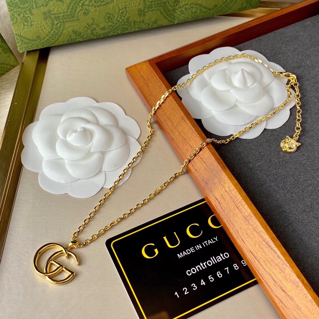 Gucci's Golden Elegance: Interlocking G Chain Necklace