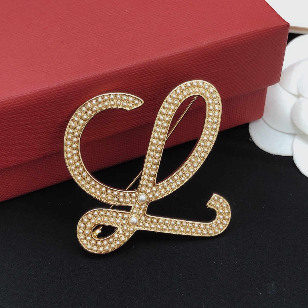 Loewe Luxury Pearl Scissor Brooch - Trendy Fashion Accessory