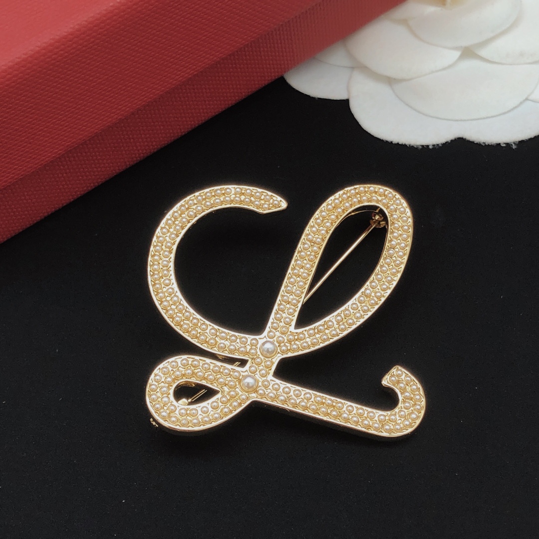 Loewe Luxury Pearl Scissor Brooch - Trendy Fashion Accessory