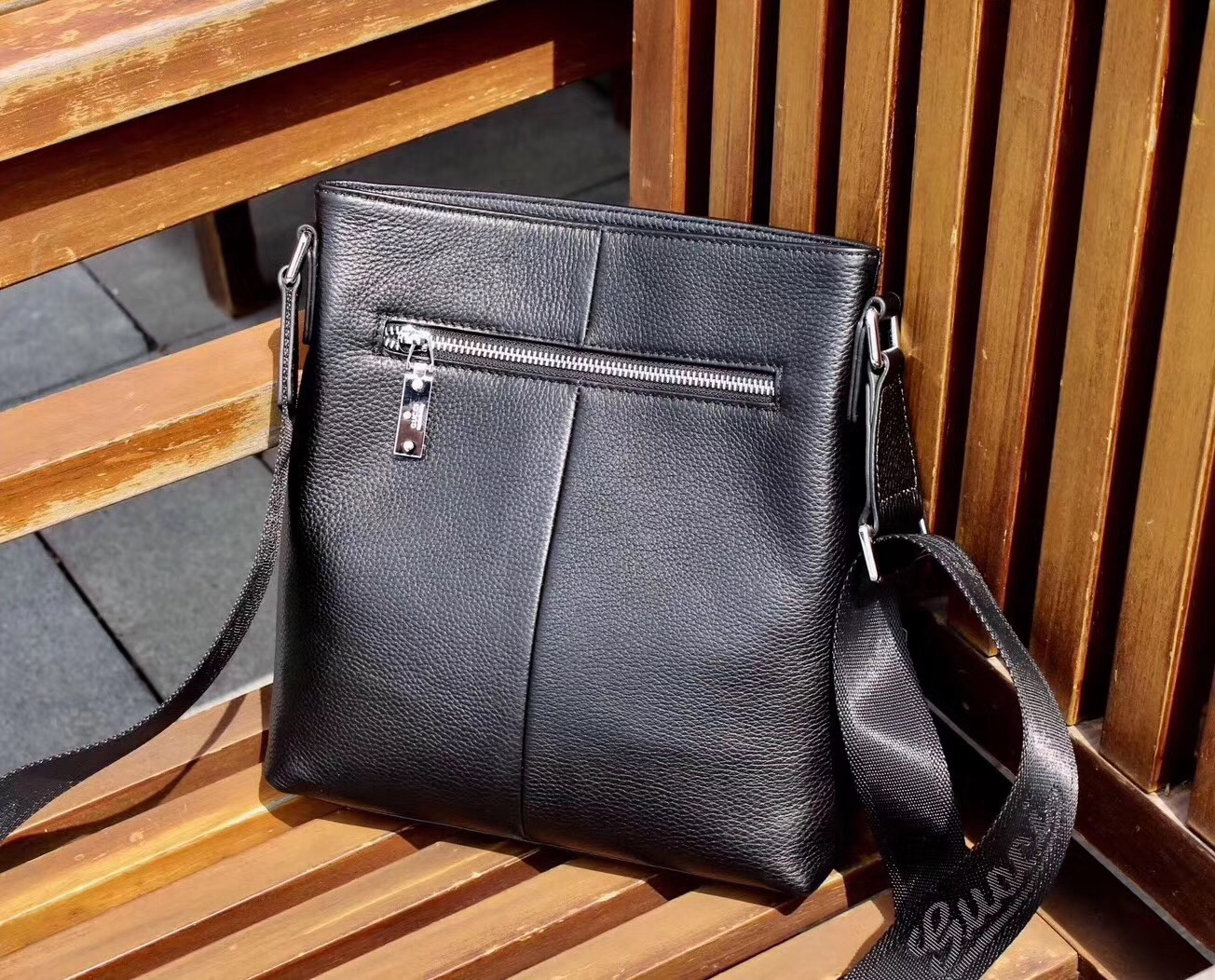 Black Fossil Crossbody Bag - Modern and Functional #FossilBag