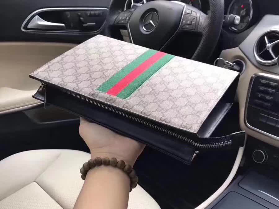 Stylish Gucci-Patterned Clutch - A Classic Accessory