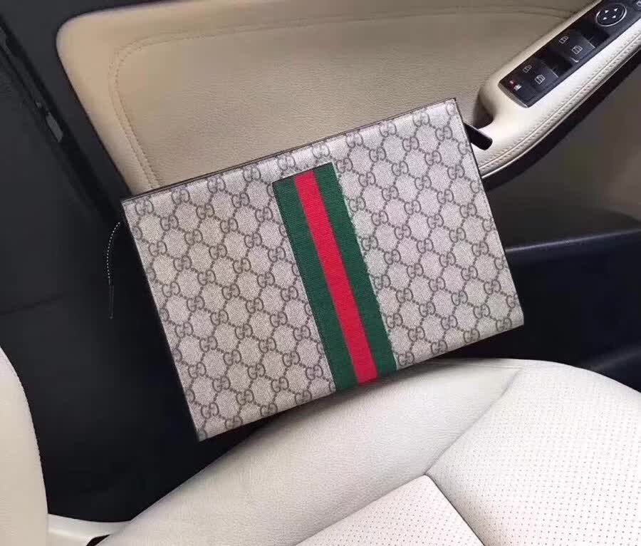 Stylish Gucci-Patterned Clutch - A Classic Accessory