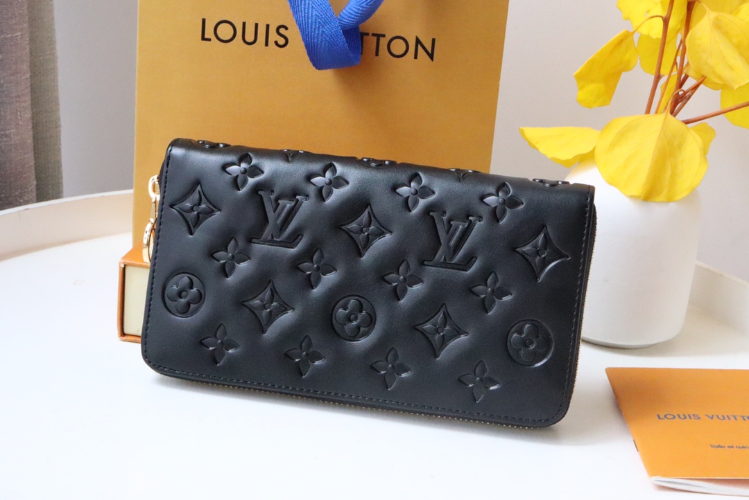 Louis Vuitton Luxury Handbag - Iconic Monogram